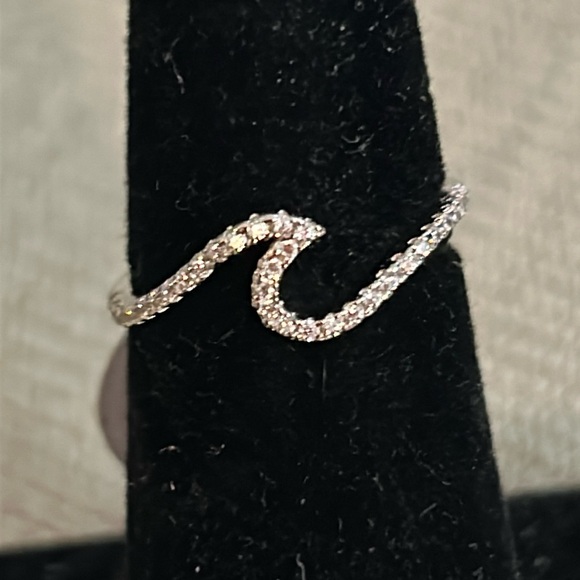 Sterling silver and CZ wave ring size 7 NIB - Picture 1 of 3